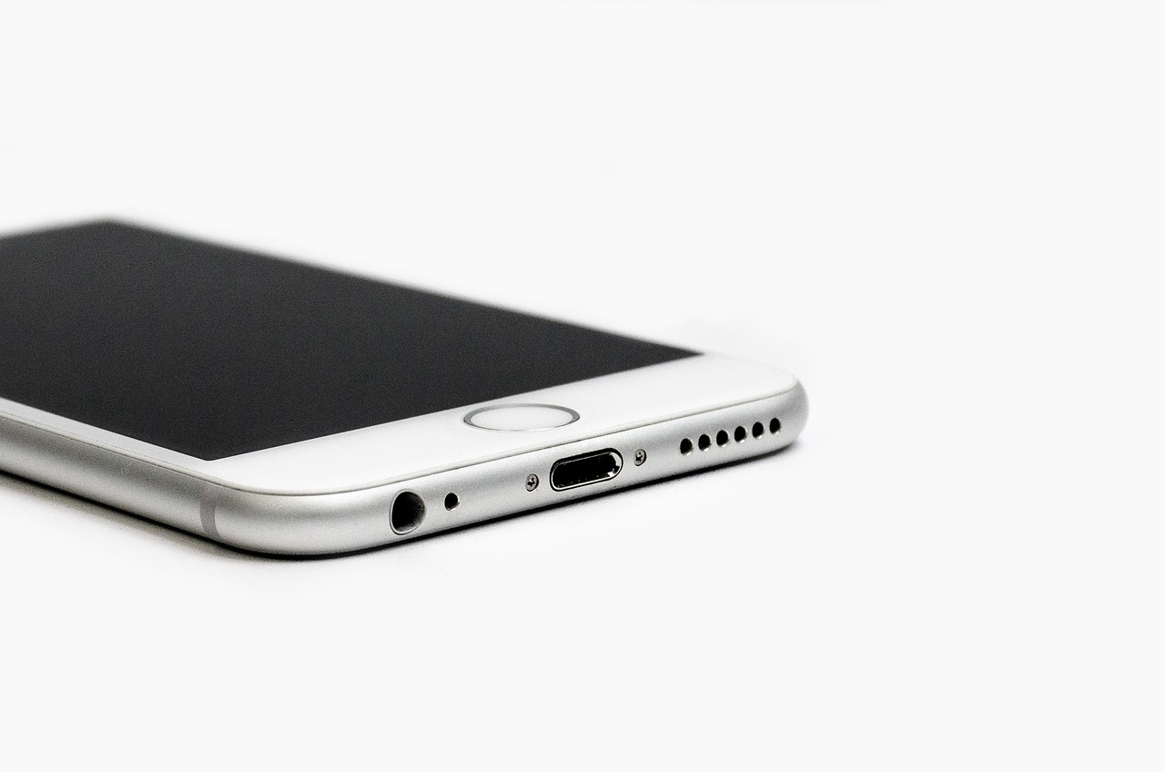 iphone, apple, cellphone, gadget, electronics, technology, white, cellphone, cellphone, cellphone, cellphone, cellphone